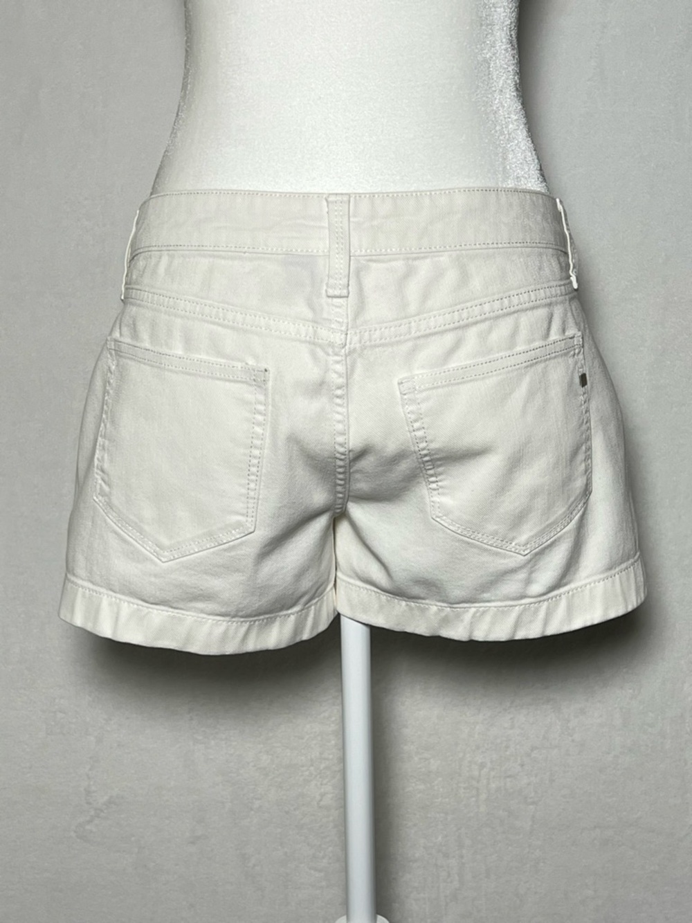 jcp White Cotton Blend Low Rise Shorts - size 4 - Picture 6 of 10